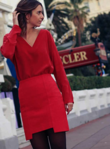 look avec une jupe rouge