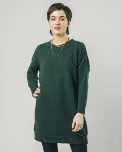 tenue d'hiver pour femme avec une robe pull ecoresponsable