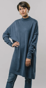 tenue d'hiver avec une robe pull oversize