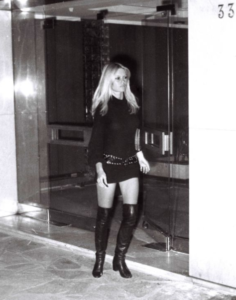 Brigitte Bardot en mini-jupe année 60